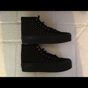 SK8-Hi Platform studded Vans